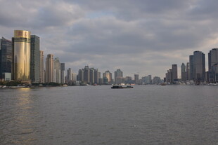 城市江畔高楼景观图