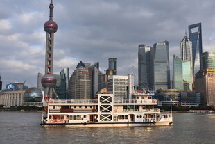 上海外滩游船与摩天大楼