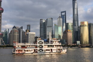 上海外滩游船与摩天大楼