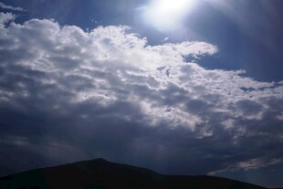 阳光穿透云层的壮丽景象