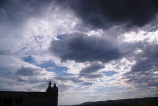 乌云笼罩下的建筑天际线