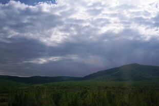 山间云景 天光穿透云层