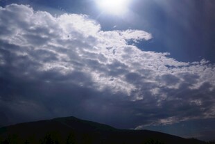 阳光穿透云层的壮丽景象