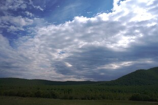 蓝天白云下的山峦美景