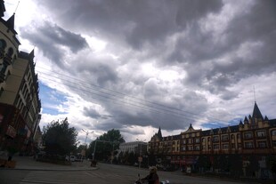 阴云下的欧式建筑街道