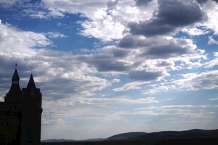 城堡上空的壮丽云层