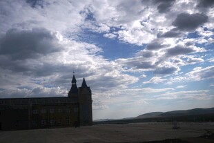 古堡在多云天空下的景致