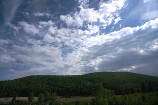 山间蓝天白云美景