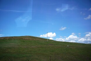 蓝天绿地的开阔风景