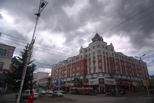 城市中古典风格建筑与乌云