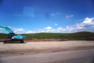 蓝天下的挖掘机作业场景