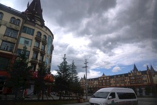 欧式风格街景与阴沉天空