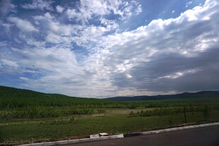 草原公路边的壮美天空