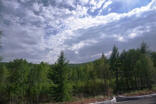 山林间的多云景致