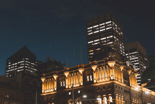 夜晚璀璨的城市古典建筑