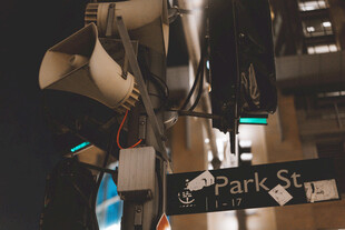 夜晚街头的停车指示牌