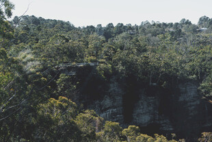 山林峭壁间的自然景致