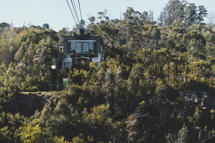 山林间的悬空现代小屋