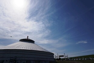 草原上的特色圆形建筑