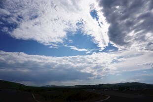 蓝天白云下的开阔景致