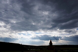 乌云笼罩下的尖顶建筑