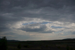 乌云笼罩下的开阔原野