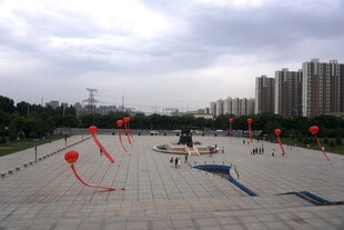 广场上的红色艺术装置