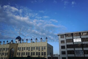 城市建筑与蓝天白云景观