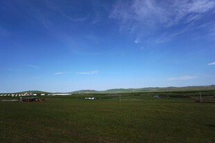 草原蓝天风光图