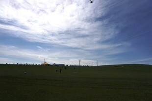 广阔草原上的蓝天白云