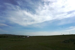 广阔草原上的蓝天白云