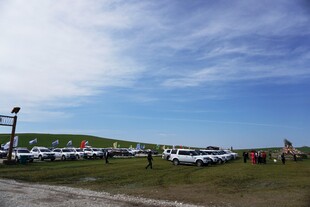 户外草地停车露营场景