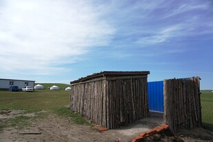 草原上的简易木质小屋