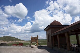 草原旁的特色建筑景观