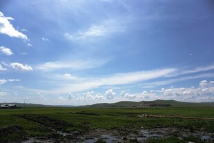 广袤草原上的蓝天白云