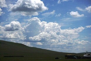 草原蓝天与蓬松云朵