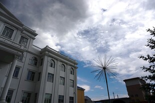 城市建筑与风车的天空景象