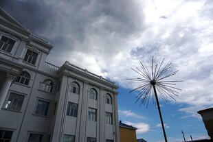 城市建筑旁的独特金属雕塑