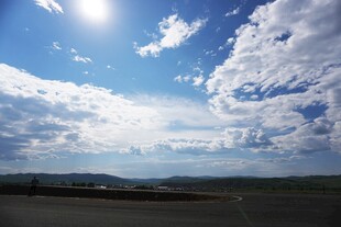 蓝天白云下的开阔风景