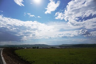 草原公路上的晴朗美景