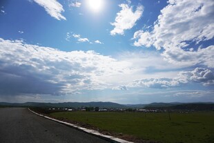 公路上的晴朗天空美景
