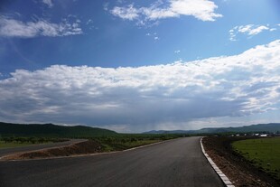 宽阔公路伸向远方