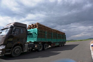 公路上的载货大卡车