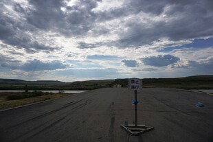 空旷道路与天空的风景