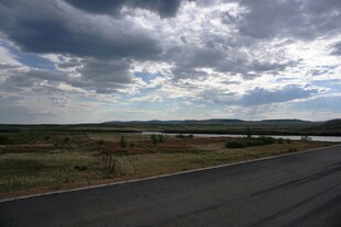 公路边的广阔天空与田野