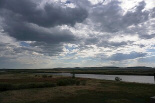 乌云下的开阔原野与水域