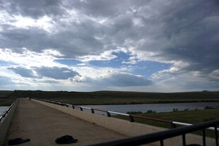 河畔步道上的多云天空