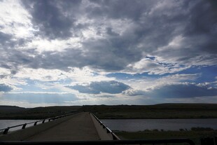 公路尽头的壮丽云天