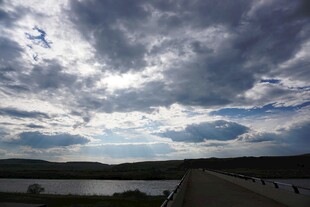 公路边多云天空与水域景