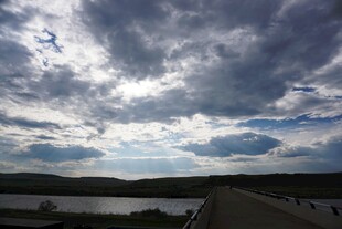 乌云下的开阔湖景公路